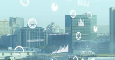 Şehir manzarası üzerinde şema ve veri işleme animasyonları. Küresel iş, şehir ve dijital arayüz kavramı, dijital olarak oluşturulmuş video.