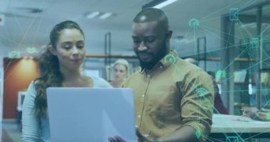 Ofisteki dizüstü bilgisayar kullanan çeşitli iş adamlarının finansal veri işleme animasyonları. Küresel finans, iş, bağlantılar, hesaplama ve veri işleme kavramı dijital olarak oluşturulmuş video.