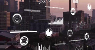 Şehir manzarası üzerinde şema ve veri işleme animasyonları. Küresel iş, şehir ve dijital arayüz kavramı, dijital olarak oluşturulmuş video.