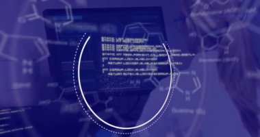 Karanlık arka planda DNA ipliği ve veri işleme animasyonu. Küresel bilim, bağlantılar, hesaplama ve veri işleme kavramı dijital olarak oluşturulmuş video.