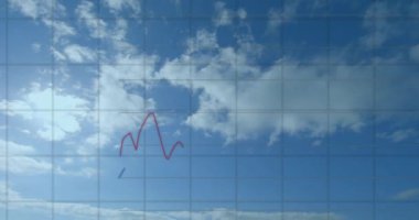 Bulutların arkasında finansal veri işleme animasyonu. Küresel finans, iş, bağlantılar, hesaplama ve veri işleme kavramı dijital olarak oluşturulmuş video.