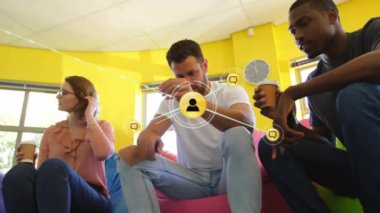 Ofisteki çeşitli iş adamlarının simgeleriyle bağlantı ağının animasyonu. Küresel finans, iş, bağlantılar, hesaplama ve veri işleme kavramı dijital olarak oluşturulmuş video.