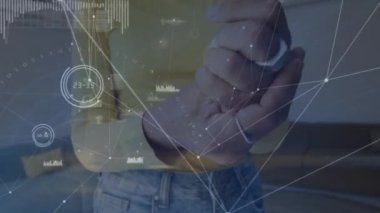 Çift ırklı bir kadının el ele sürtünmesinin orta kesiminde ağ ve veri işleme animasyonu. Ağ, veri, bağlantı, stres, beklenti ve iletişim, dijital olarak oluşturulmuş video.