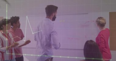 Muhtelif meslektaşların ofiste toplanması üzerine finansal veri işleme animasyonu. Küresel iş, bilgisayar, iletişim ve dijital arayüz kavramı dijital olarak oluşturulmuş video.