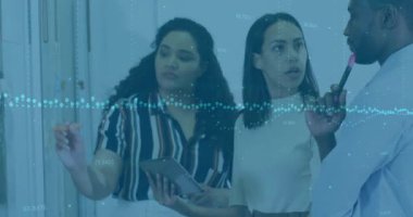 Ofisteki çeşitli iş adamları üzerinde finansal veri işleme animasyonu. Küresel finans, iş, bağlantılar, hesaplama ve veri işleme kavramı dijital olarak oluşturulmuş video.