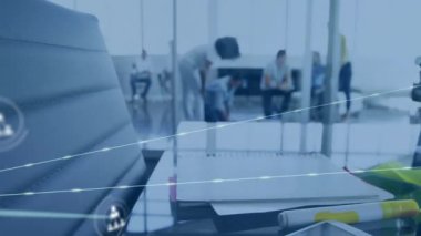 Ofisteki çeşitli iş adamlarının simgeleriyle bağlantı ağının animasyonu. Küresel finans, iş, bağlantılar, hesaplama ve veri işleme kavramı dijital olarak oluşturulmuş video.