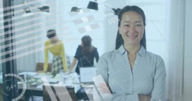 Asyalı iş kadını hakkında finansal veri işleme animasyonu. Küresel finans, iş, bağlantılar, hesaplama ve veri işleme kavramı dijital olarak oluşturulmuş video.