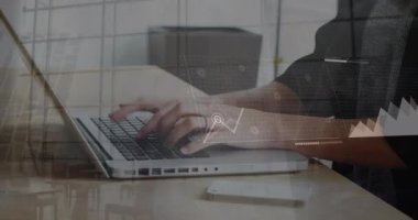 Ofiste dizüstü bilgisayar kullanan Kafkas iş kadınının finansal veri işleme animasyonu. Küresel iş, finans, iletişim ve dijital arayüz kavramı dijital olarak oluşturulmuş video.