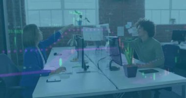 Ofisteki çeşitli iş adamları üzerinde finansal veri işleme animasyonu. Küresel finans, iş, bağlantılar, hesaplama ve veri işleme kavramı dijital olarak oluşturulmuş video.