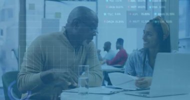 Dizüstü bilgisayarla çeşitli iş adamları üzerinde finansal veri işleme animasyonu. Küresel finans, iş, bağlantılar, hesaplama ve veri işleme kavramı dijital olarak oluşturulmuş video.