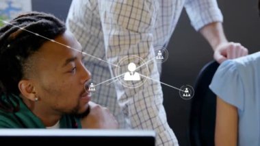 Ofiste iş tartışması yapan farklı meslektaşların ikonlarıyla bağlantı ağının animasyonu. Dijital olarak oluşturulmuş küresel bağlantılar, iş ve dijital arayüz kavramı.