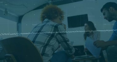 Ofisteki çeşitli iş adamları üzerinde finansal veri işleme animasyonu. Küresel finans, iş, bağlantılar, hesaplama ve veri işleme kavramı dijital olarak oluşturulmuş video.