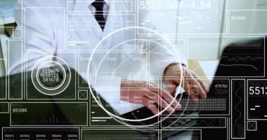 Laboratuvardaki beyaz erkek bilim adamı üzerinde veri işleme animasyonu. Küresel bilim, bilgisayar ve dijital arayüz kavramı dijital olarak oluşturulmuş video.