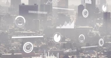 Şehir manzarası üzerinde şema ve veri işleme animasyonları. Küresel iş, şehir ve dijital arayüz kavramı, dijital olarak oluşturulmuş video.