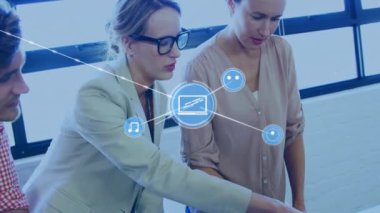 Ofisteki çeşitli iş adamlarının simgeleriyle bağlantı ağının animasyonu. Küresel finans, iş, bağlantılar, hesaplama ve veri işleme kavramı dijital olarak oluşturulmuş video.