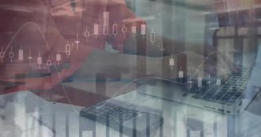 Ofisteki dizüstü bilgisayarını kullanan iki ırklı iş kadınının finansal veri işleme animasyonu. Küresel iş, finans, iletişim ve dijital arayüz kavramı dijital olarak oluşturulmuş video.