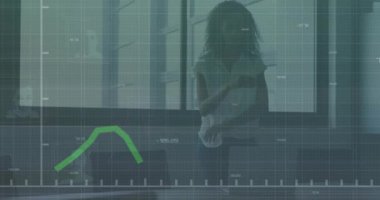 Afro-Amerikan iş kadınının ofisindeki finansal veri işleme animasyonu. küresel iş, finans ve dijital arayüz kavramı dijital olarak oluşturulmuş video.