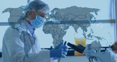 Kafkas erkek bilim adamı üzerinde veri işleme ve dünya haritasının animasyonu. Küresel bilim, finans, hesaplama ve veri işleme kavramı dijital olarak oluşturulmuş video.