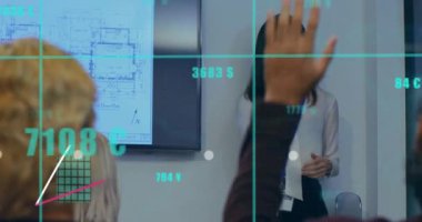 Muhtelif meslektaşların ofiste toplanması üzerine finansal veri işleme animasyonu. Küresel iş, finans ve dijital arayüz kavramı dijital olarak oluşturulmuş video.