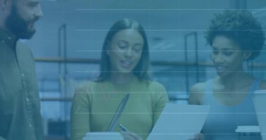 Ofisteki çeşitli iş adamları üzerinde finansal veri işleme animasyonu. Küresel finans, iş, bağlantılar, hesaplama ve veri işleme kavramı dijital olarak oluşturulmuş video.