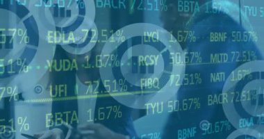 Ofisteki çeşitli iş adamları üzerinde finansal veri işleme animasyonu. Küresel finans, iş, bağlantılar, hesaplama ve veri işleme kavramı dijital olarak oluşturulmuş video.