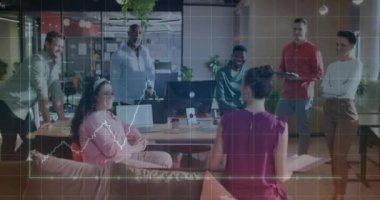 Muhtelif meslektaşların ofiste toplanması üzerine finansal veri işleme animasyonu. Küresel iş, bilgisayar, iletişim ve dijital arayüz kavramı dijital olarak oluşturulmuş video.