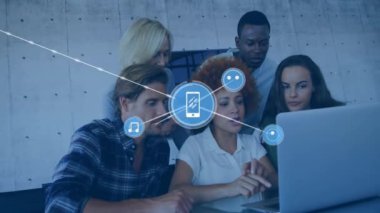 Ofisteki çeşitli iş adamlarının simgeleriyle bağlantı ağının animasyonu. Küresel finans, iş, bağlantılar, hesaplama ve veri işleme kavramı dijital olarak oluşturulmuş video.