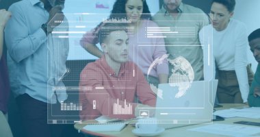 Çubukları yükleme görüntüsü, dünya, çeşitli yöneticilerin meslektaşlarına dizüstü bilgisayardan açıklama yapmaları. Dijital bileşim, iş dünyası, rapor, küreselleşme, takım çalışması, toplantı, teknoloji ve ofis.