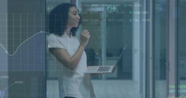 Ofisteki iki ırklı iş kadınının mali veri işleme görüntüsü. Küresel iş, finans, hesaplama ve veri işleme kavramı, dijital olarak oluşturulmuş resim.