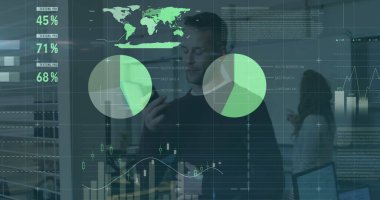 Ofisteki çeşitli iş adamlarının veri işleme görüntüsü. Küresel iş, bilgisayar ve dijital arayüz kavramı, dijital olarak oluşturulmuş resim.