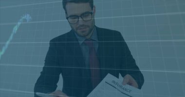 Şebeke ve dizüstü bilgisayarda finansal veri işleme resmi. Küresel işletme finansmanı ve veri işleme kavramı, dijital olarak oluşturulmuş görüntü.