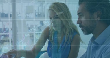 Çeşitli iş adamlarının konuştuğu veri işleme görüntüsü. küresel iş ve dijital arayüz kavramı, dijital olarak oluşturulmuş görüntü.