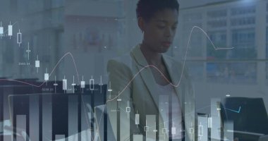 Afrikalı Amerikalı meslektaşım bilgisayar ekranında mali tabloları inceliyor. Kısa siyah saçları var, açık renk bir takım giyiyor, işine odaklanmış.