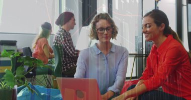 Bir grup iş adamının finansal veri işleme görüntüsü. Küresel iş ve veri işleme kavramı, dijital olarak oluşturulmuş görüntü.