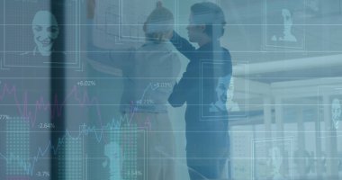 Grafikler, ofisteki planları inceleyen farklı iş arkadaşlarının dijital portresi. Dijital bileşik, çoklu pozlama, rapor, iş, tartışma, takım çalışması ve soyut.