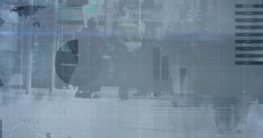 Çeşitli iş adamlarının yürümesi üzerine veri işleme görüntüsü. Küresel iş ve dijital arayüz kavramı, dijital olarak oluşturulmuş görüntü.