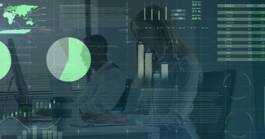 Ofisteki çeşitli iş adamlarının veri işleme görüntüsü. Küresel iş, bilgisayar ve dijital arayüz kavramı, dijital olarak oluşturulmuş resim.