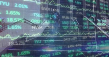 Merdivenlerden inen Afro-Amerikan iş adamının borsada veri işleme görüntüsü. Küresel ekonomi ve iş ağı teknolojisi kavramı