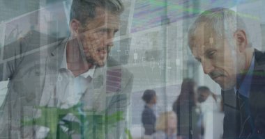 Ofisteki Kafkas iş adamlarının veri işleme görüntüsü. Küresel iş ve dijital arayüz kavramı, dijital olarak oluşturulmuş görüntü.