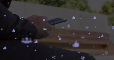 Akıllı telefon kullanan erkeklerin üzerindeki simgelerle olan bağlantı ağının resmi. küresel bağlantılar, iş dünyası, dijital arayüz, teknoloji ve ağ konsepti, dijital olarak oluşturulmuş görüntü.