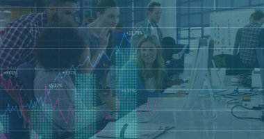 İstatistiksel veri işleme görüntüsü ofisteki bilgisayarın üzerinde tartışan çeşitli meslektaşlar üzerinde. İş veri teknolojisi kavramı