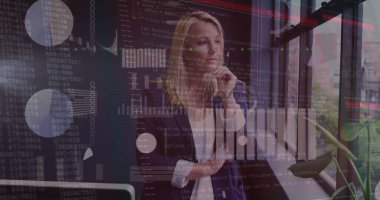 Kafkas iş kadınının ofisindeki veri işleme görüntüsü. Küresel iş ve dijital arayüz kavramı, dijital olarak oluşturulmuş görüntü.