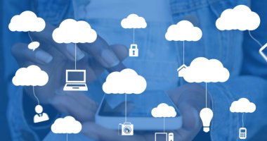 Akıllı telefon kullanan kadının üzerinde ikonlar olan dijital bulutlar. küresel ağlar, bağlantılar, veri depolama ve dijital arayüz kavramı, dijital olarak oluşturulmuş resim.