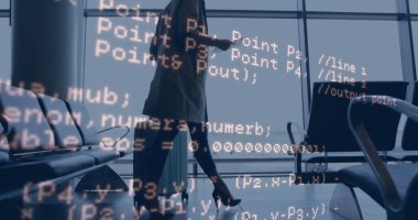 Havaalanında bavulu ve akıllı telefonu olan beyaz iş kadınının veri işleme görüntüsü. Ağ, iletişim, iş ve teknoloji kavramı, dijital olarak oluşturulmuş görüntü.