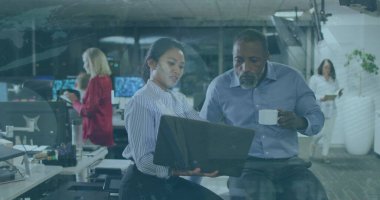 Ofiste dizüstü bilgisayar kullanan çeşitli iş adamlarının veri işleme görüntüsü. küresel iş, bilgisayar ve dijital arayüz kavramı, dijital olarak oluşturulmuş resim.