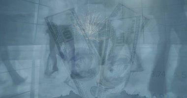 Amerikan dolarlarına karşı yürüyen iş adamlarının düşük kesiminde patlayan havai fişek görüntüsü. Küresel ekonomi ve iş teknolojisi kavramı