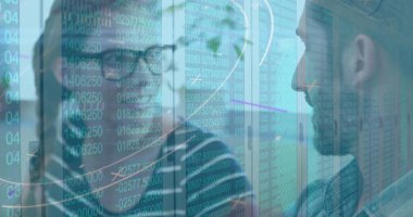 Sunucu odasındaki numaraların değişiminin resmi ve fikir alışverişinde bulunan farklı iş arkadaşlarının soyut kalıpları. Dijital bileşik, çoklu pozlama, büyüme, takım çalışması, tartışma, ağ oluşturma, teknoloji.