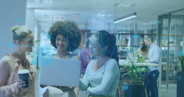 Ofiste dizüstü bilgisayar kullanan farklı iş adamlarının üzerindeki asma kilit simgesi. Küresel iş, çevrimiçi güvenlik ve dijital arayüz kavramı, dijital olarak oluşturulmuş görüntü.