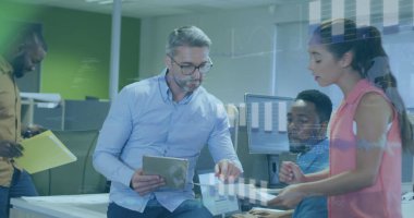 Çeşitli iş adamları üzerinde finansal veri işleme görüntüsü. Küresel iş, finans, hesaplama ve veri işleme kavramı, dijital olarak oluşturulmuş resim.