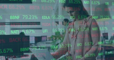 Ofiste dizüstü bilgisayar kullanan düşünceli beyaz bir kadının borsada veri işleme görüntüsü. Küresel ekonomi ve iş teknolojisi kavramı